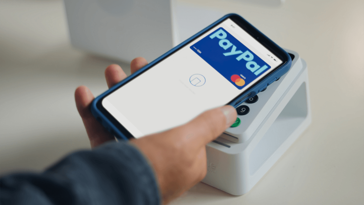 Ab Sommer können Kunden mit ihrer Paypal-App auch im stationären Handel zahlen. Ab Sommer können Kunden mit ihrer Paypal-App auch im stationären Handel zahlen.