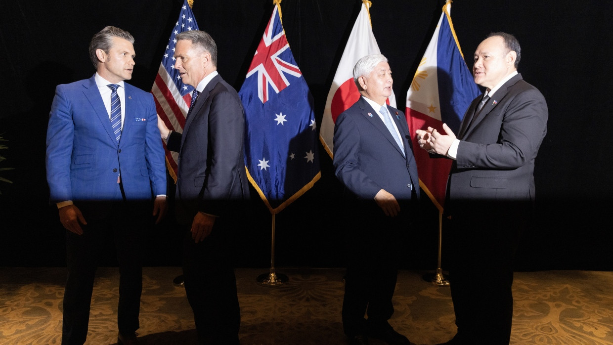 US-Außenminister Pete Hegseth, der österreichische Verteidigiungsminister Richard Marles, der japanische Verteidigiungsminister Nakatani Gen und der philippinische Verteidigiungsminister Gilberto Teodoro Jr. (v.l.n.r.) begrüßen sich am Samstag auf dem Shangri-La-Dialog.
