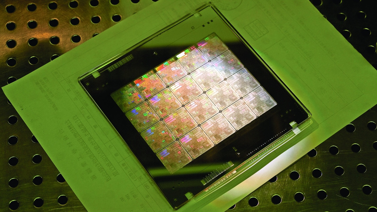 Photonische Chips sehen auf den ersten Blick aus wie normale Computerchips. Doch statt mit Transistoren, sind sie mit unzähligen Wellenleitern bestückt. Abgebildet ist ein Wafer des amerikanischen Chip-Herstellers Nvidia.