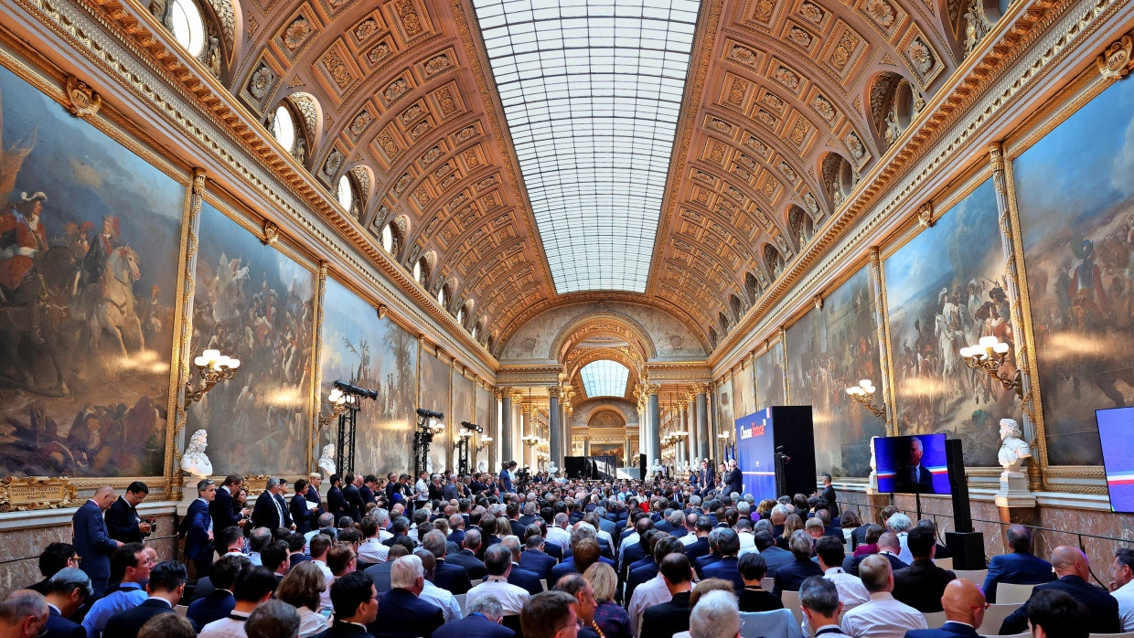 Mehr als 200 internationale Konzernchefs und Spitzenmanager haben sich mit der Politik zur achten Ausgabe des „Choose France“-Gipfels in Versailles getroffen.