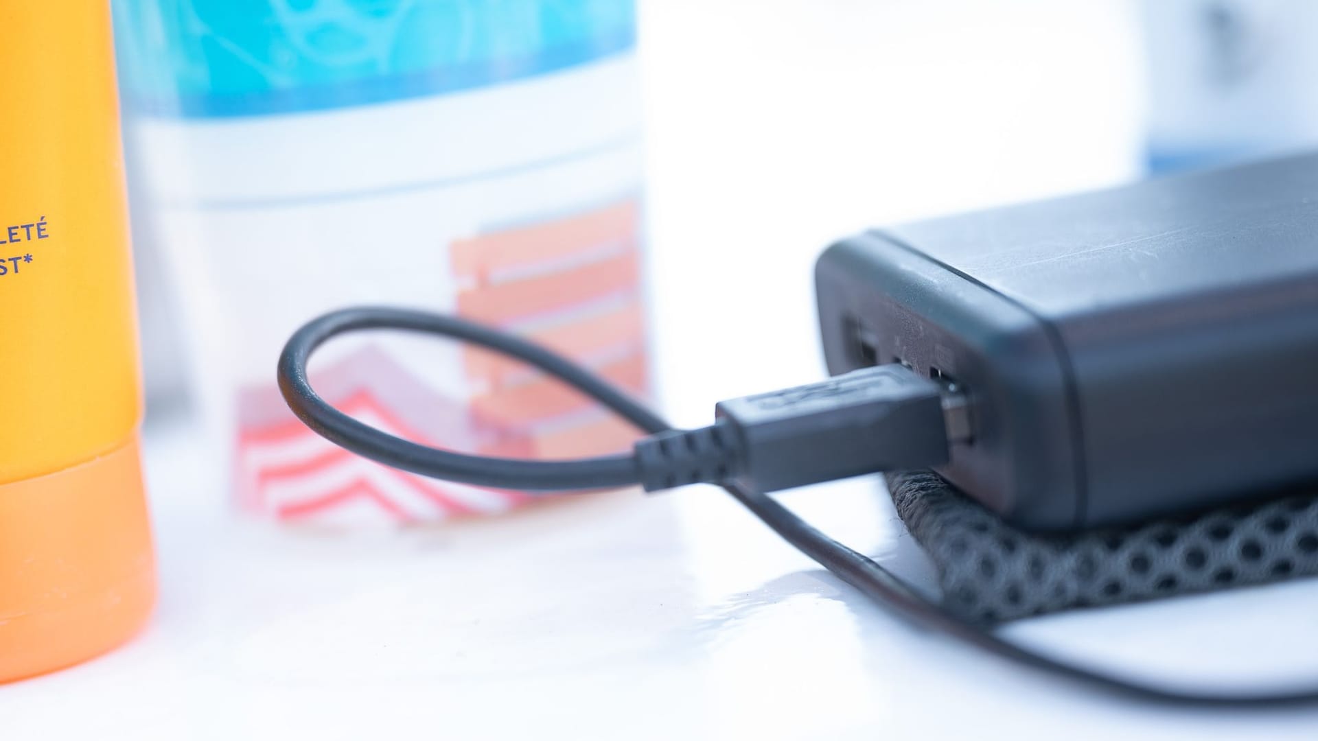 Powerbank und Sonnenmilch Powerbank und Sonnenmilch