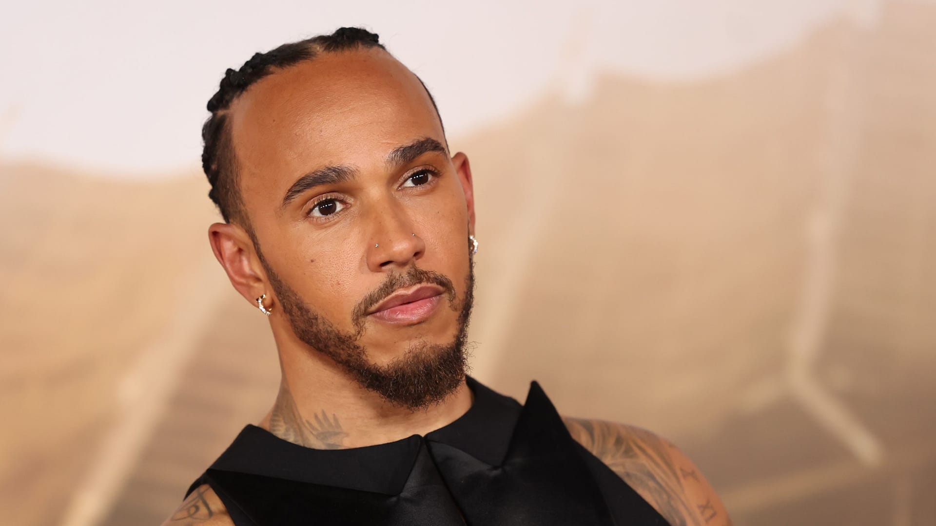 Lewis Hamilton: Er zeigte sich bei der Met Gala 2025 in einem extravaganten Look. Lewis Hamilton: Er zeigte sich bei der Met Gala 2025 in einem extravaganten Look.