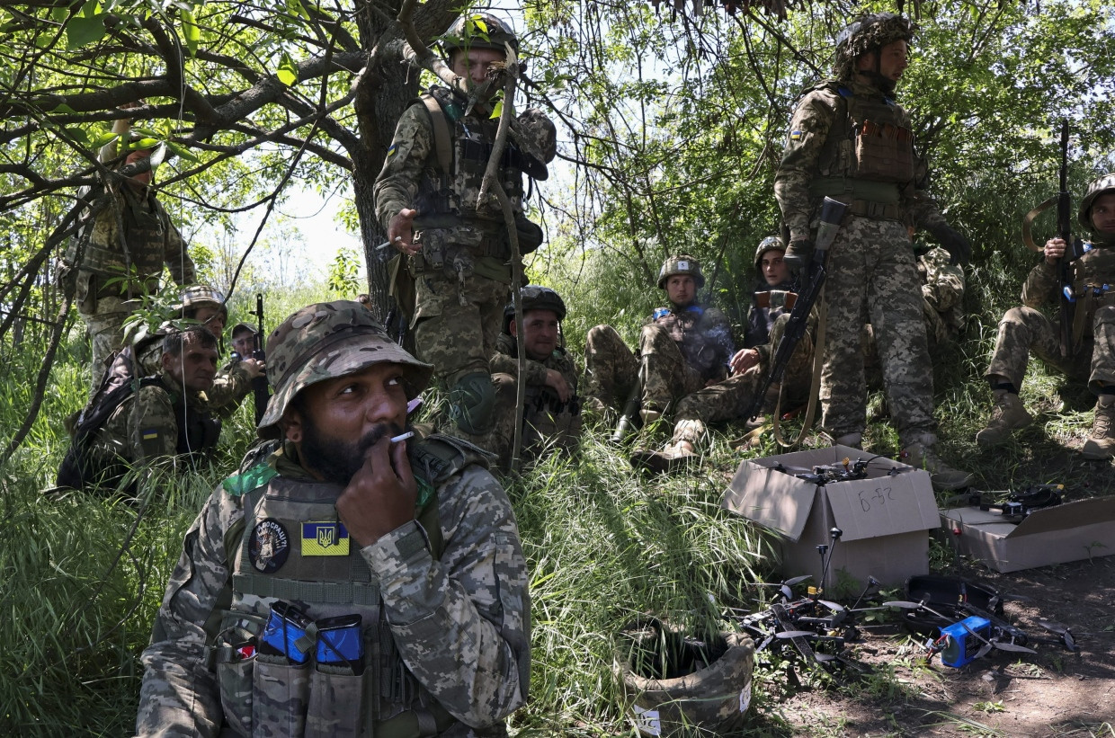 Mit Drohnen und Zigaretten: Ukrainische Soldaten der 65. Mechanisierten Brigade auf einem Trainingsgelände