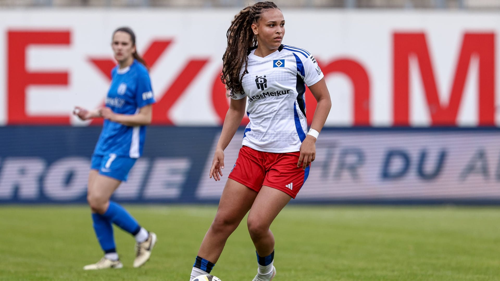 Lisa Baum am Ball: Die Junioren-Nationalspielerin wechselt vom HSV zu Bundesliga-Konkurrent RB Leipzig. Lisa Baum am Ball: Die Junioren-Nationalspielerin wechselt vom HSV zu Bundesliga-Konkurrent RB Leipzig.