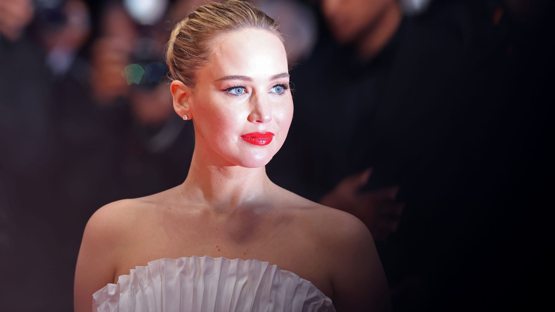 Jennifer Lawrence: Die Schauspielerin flanierte am Samstag bei der Premiere ihres neuen Filmes "Die My Love" in Cannes über den roten Teppich. Jennifer Lawrence: Die Schauspielerin flanierte am Samstag bei der Premiere ihres neuen Filmes "Die My Love" in Cannes über den roten Teppich.