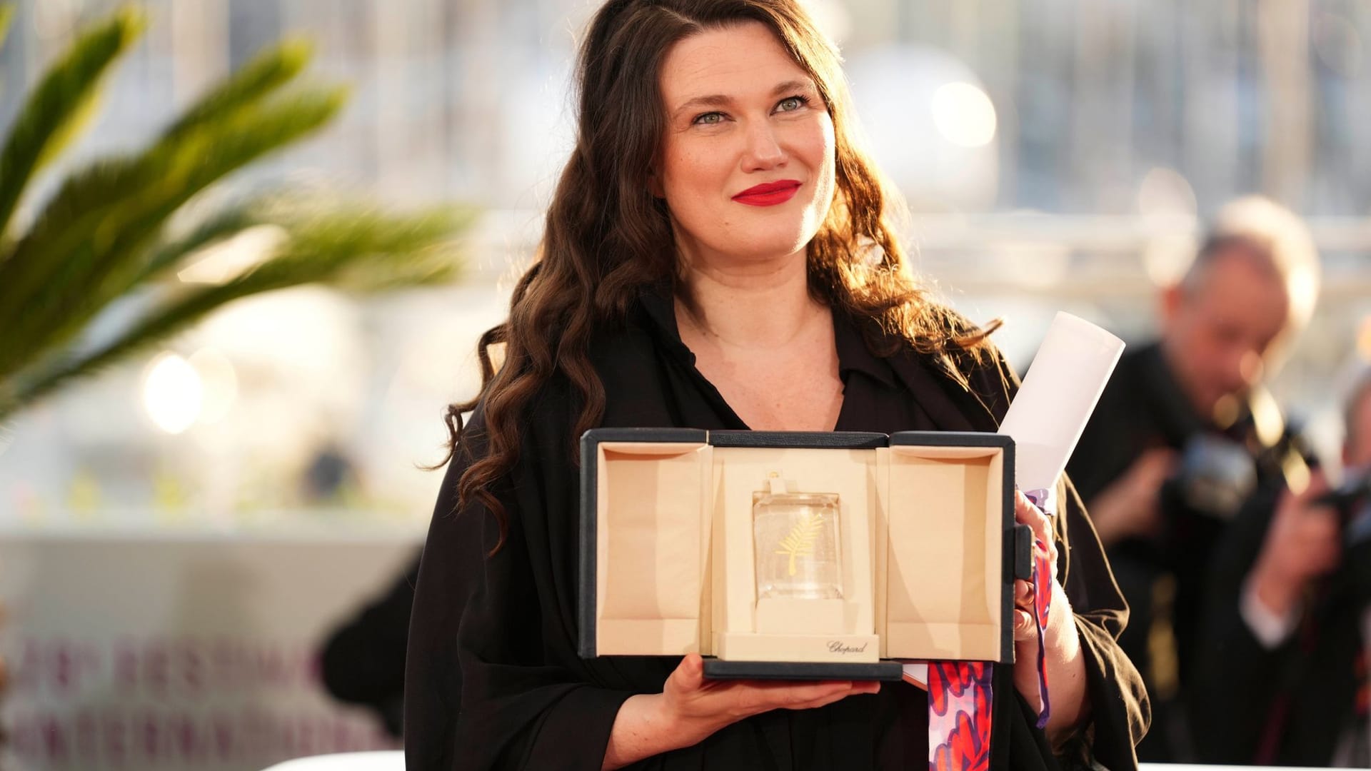 Mascha Schilinski, Gewinnerin des Jurypreises für den Film "Sound of Falling", steht mit ihrer Auszeichnung für die Fotografen beim Fototermin zur Preisverleihung bei den 78. Internationalen Filmfestspielen in Cannes. Mascha Schilinski, Gewinnerin des Jurypreises für den Film "Sound of Falling", steht mit ihrer Auszeichnung für die Fotografen beim Fototermin zur Preisverleihung bei den 78. Internationalen Filmfestspielen in Cannes.