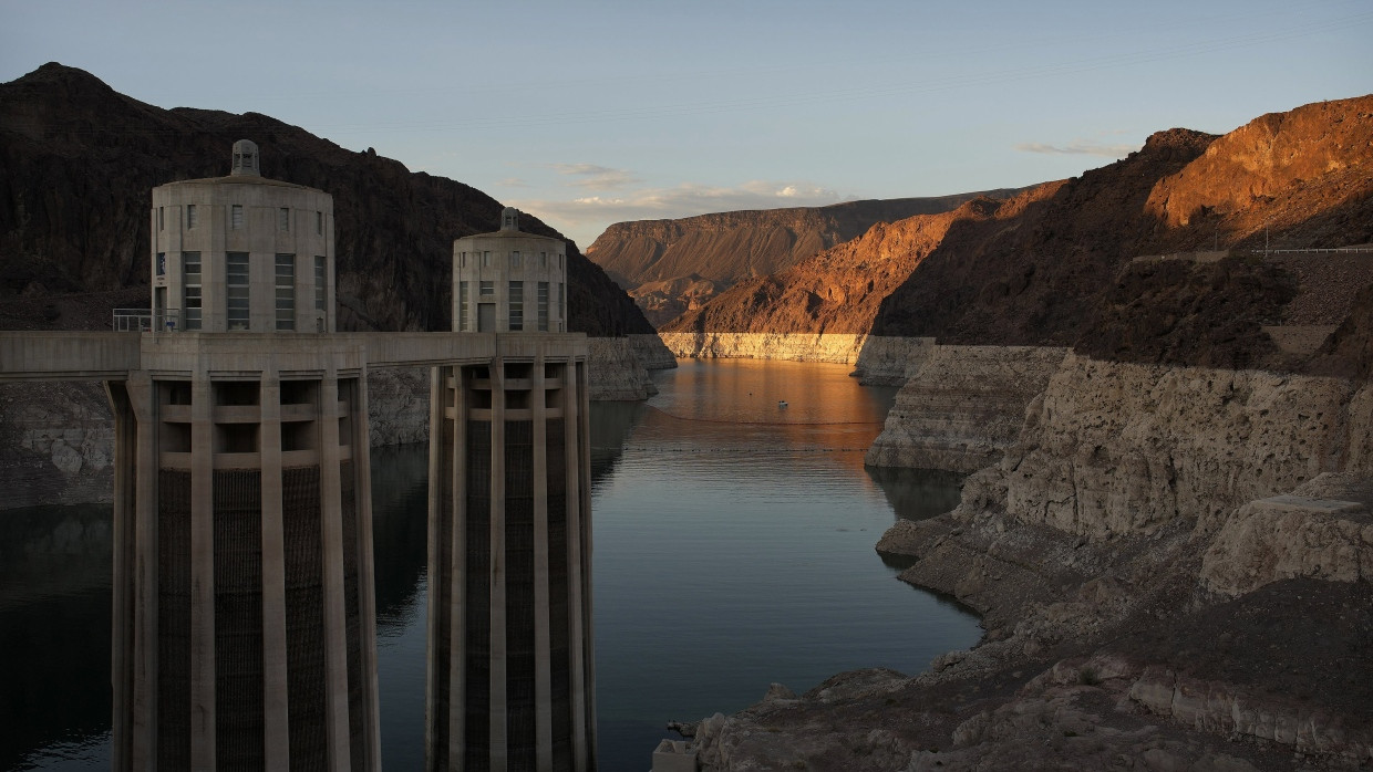 Aus dem Lake Meade bekommt Mexiko normalerweise Wasser über den Colorado River. Der frühere Wasserstand ist an der Färbung der Felsen abzulesen.