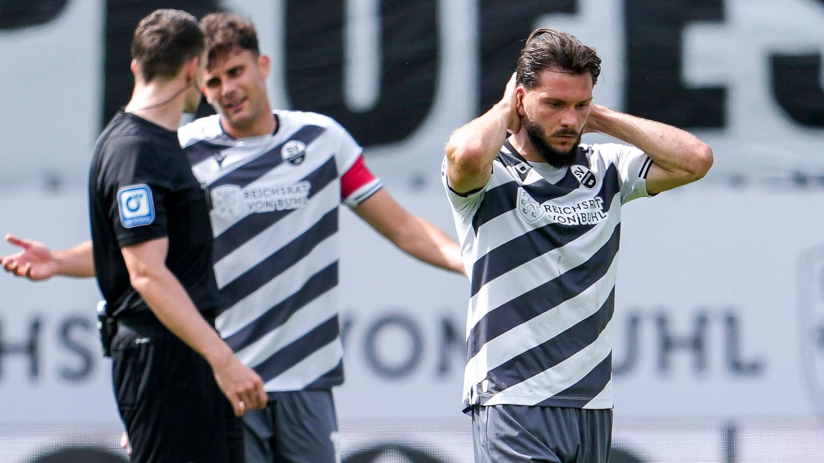 Frustration beim SV Sandhausen: Nach 14 Spieltagen war der Ex-Zweitligist noch Tabellenführer. Frustration beim SV Sandhausen: Nach 14 Spieltagen war der Ex-Zweitligist noch Tabellenführer.