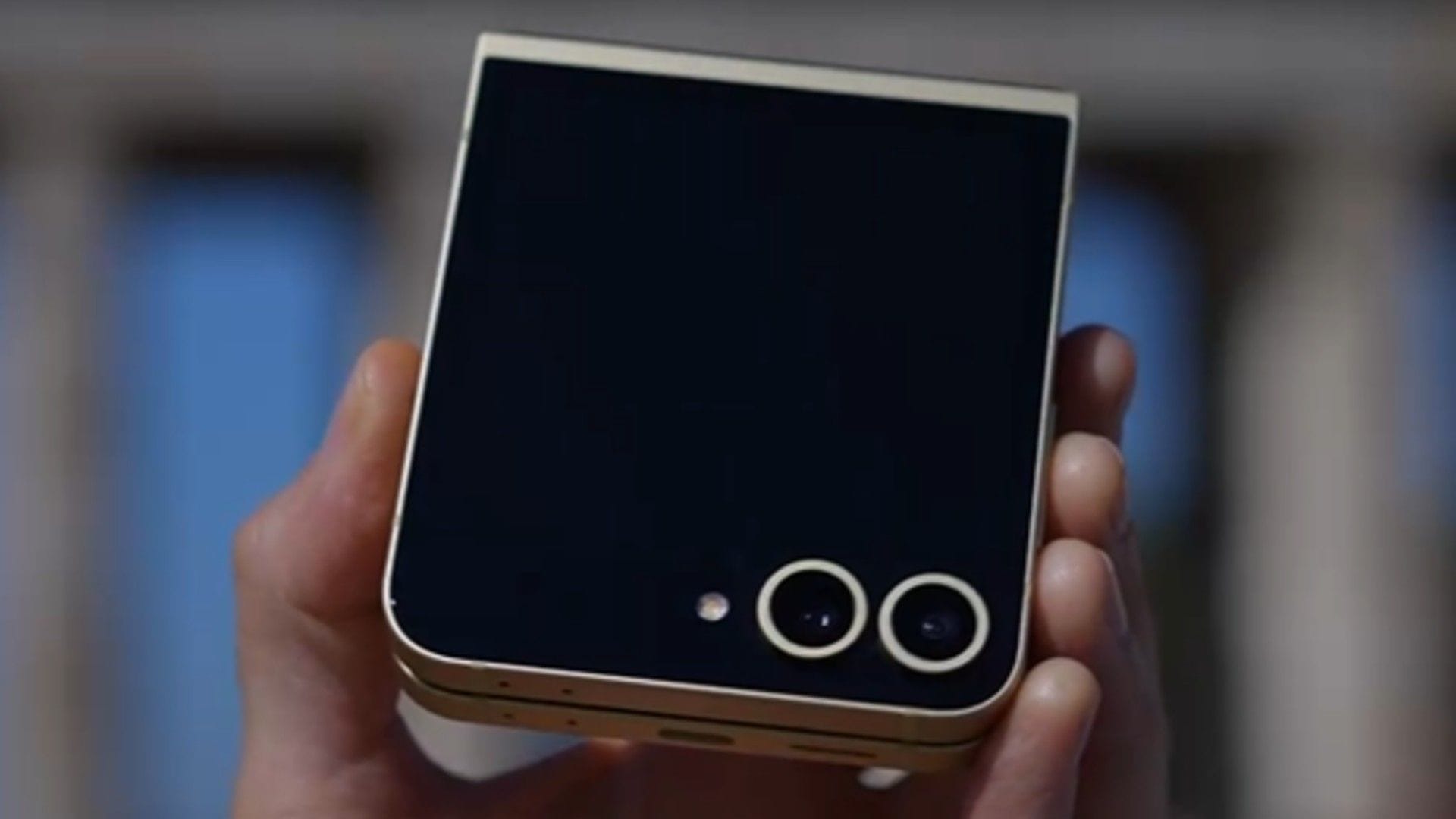 Im zusammengeklappten Zustand liegt das Galaxy Flip 6 angenehm in der Hand. Im zusammengeklappten Zustand liegt das Galaxy Flip 6 angenehm in der Hand.