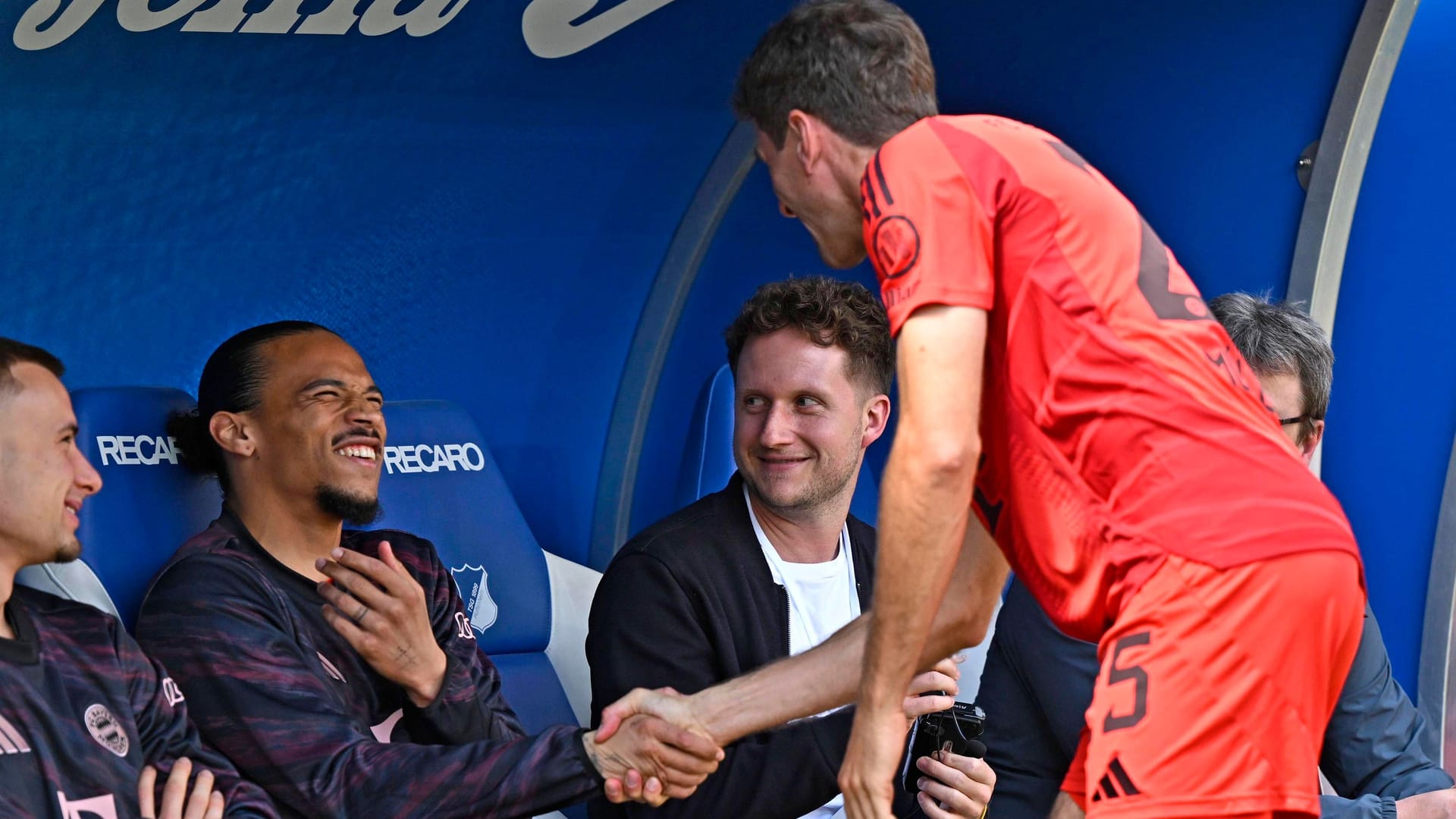 Leroy Sané und Thomas Müller lachen zusammen: Vor dem Spiel gegen Hoffenheim erlaubte sich Sané einen Scherz mit seinem Teamkollegen. Leroy Sané und Thomas Müller lachen zusammen: Vor dem Spiel gegen Hoffenheim erlaubte sich Sané einen Scherz mit seinem Teamkollegen.
