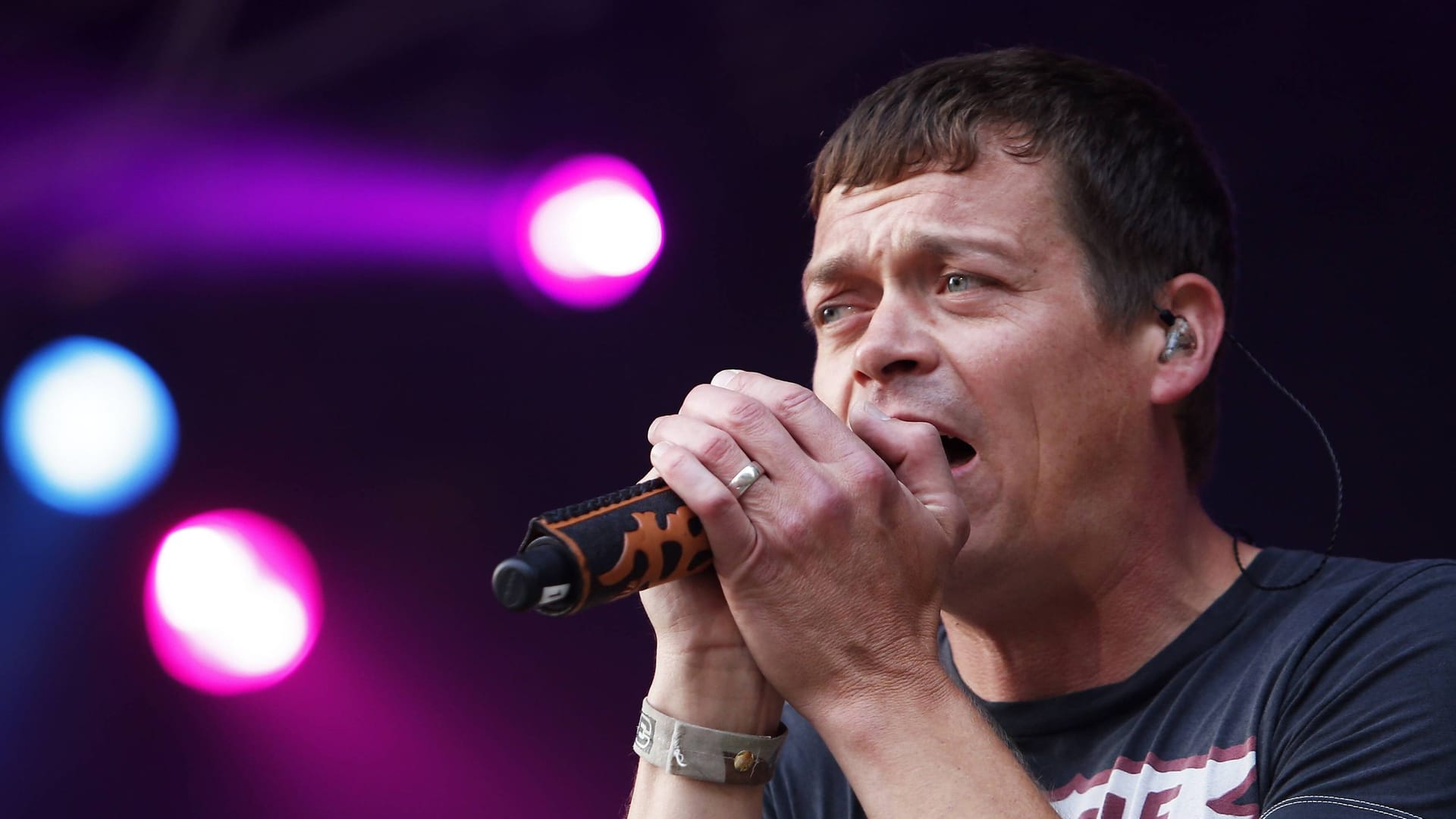 Brad Arnold: Der Sänger der US-Rockband 3 Doors Down ist schwer krank. Brad Arnold: Der Sänger der US-Rockband 3 Doors Down ist schwer krank.