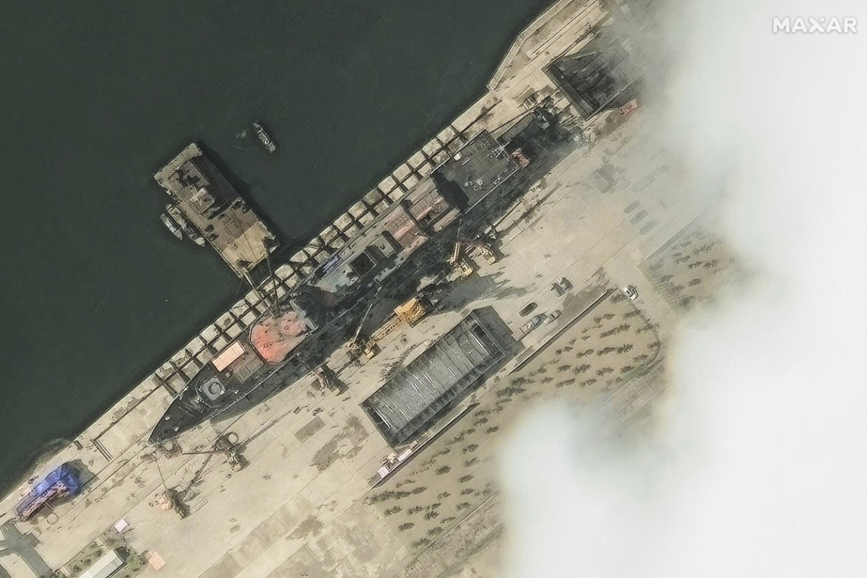 Ein Satellitenbild von Maxar Technologies zeigt das Schiff am 18.5.25 in der Werft in Chongjin, wenige Tage bevor es beim Stapellauf beschädigt wurde.