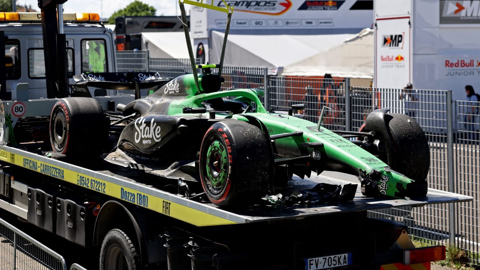 Ramponierter Sauber: Kurz vor Ende des Freien Trainings in Imola kam es zum Unfall. Ramponierter Sauber: Kurz vor Ende des Freien Trainings in Imola kam es zum Unfall.