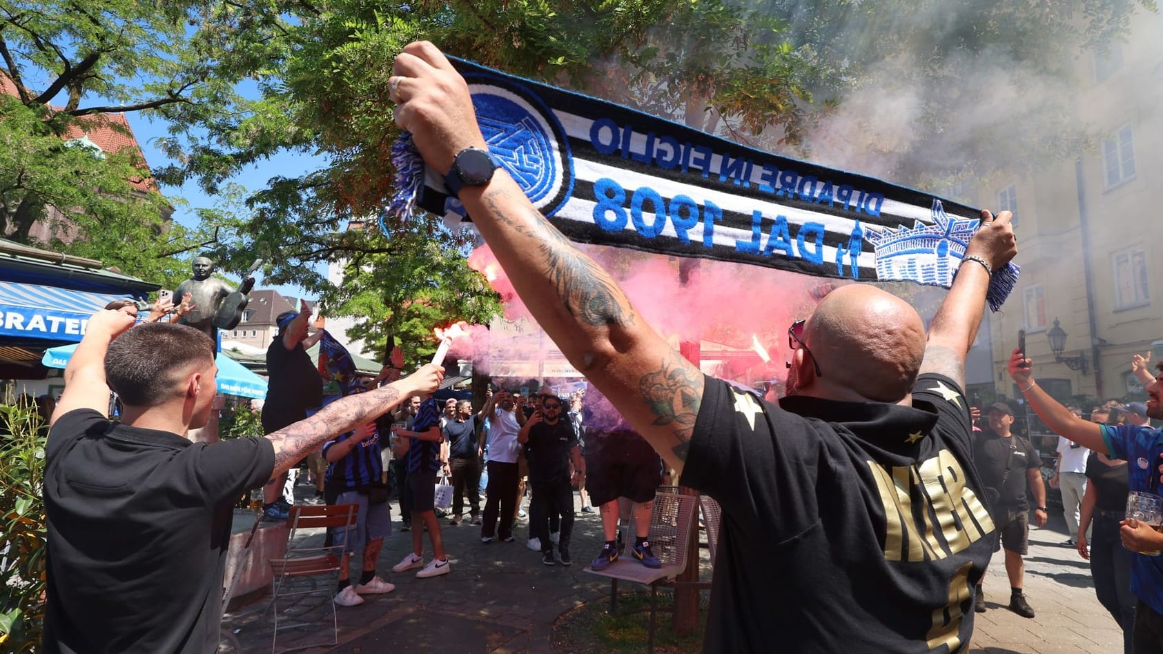 Ausnahmezustand in München: Fans von Inter Mailand feiern auf dem Viktualienmarkt mit Pyrotechnik. Ausnahmezustand in München: Fans von Inter Mailand feiern auf dem Viktualienmarkt mit Pyrotechnik.