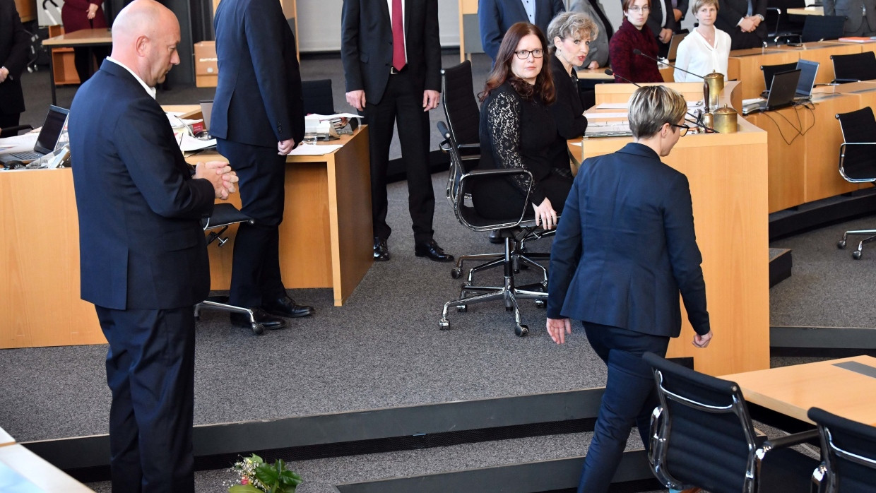 Eine Wahl mit Schrecken: Susanne Hennig-Wellsow (Die Linke, r.) „gratuliert“ Thomas Kemmerich (FDP, l.) am 5. Februar 2020.
