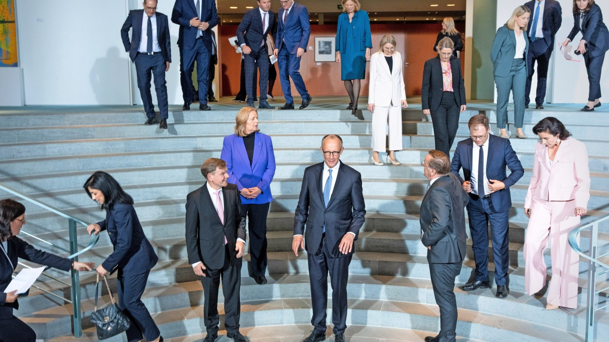 Aufstellen für die Zukunft: Das Kabinett von Friedrich Merz macht sich zum Gruppenfoto bereit.