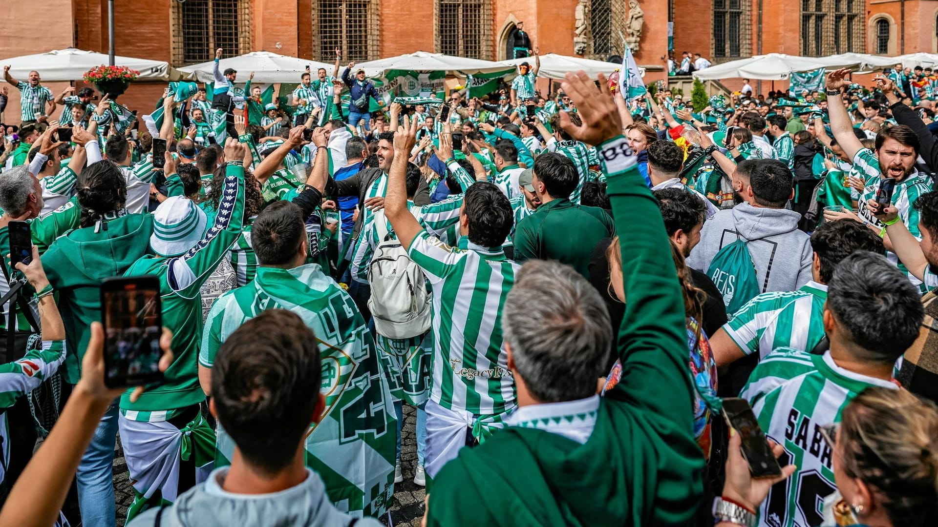 Fans von Betis Sevilla in Polen (Symbolbild): Im Vorfeld des Conference-League-Finales verlief nicht alles friedlich.