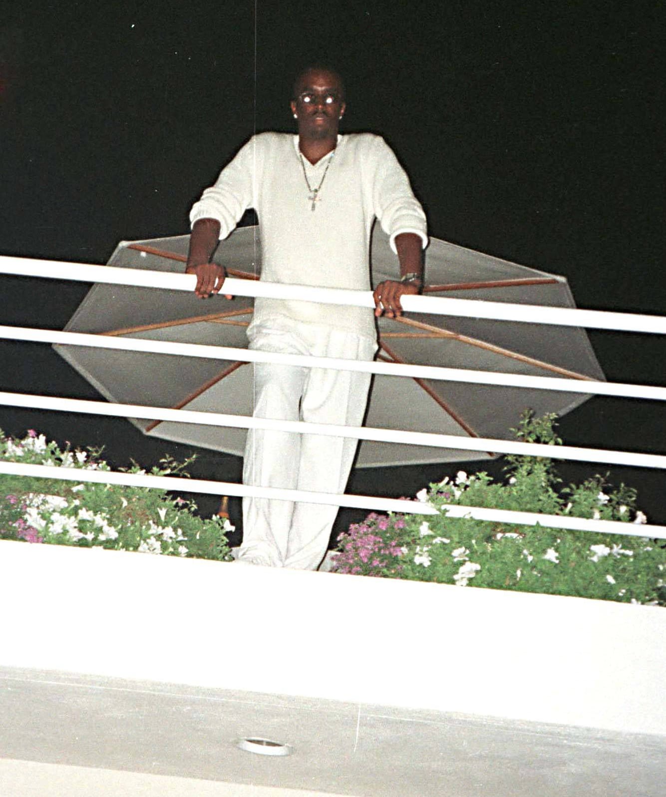 Sean Puffy P. Combs: Er thront über seinen Partygästen in East Hampton, 1998. Sean Puffy P. Combs: Er thront über seinen Partygästen in East Hampton, 1998.