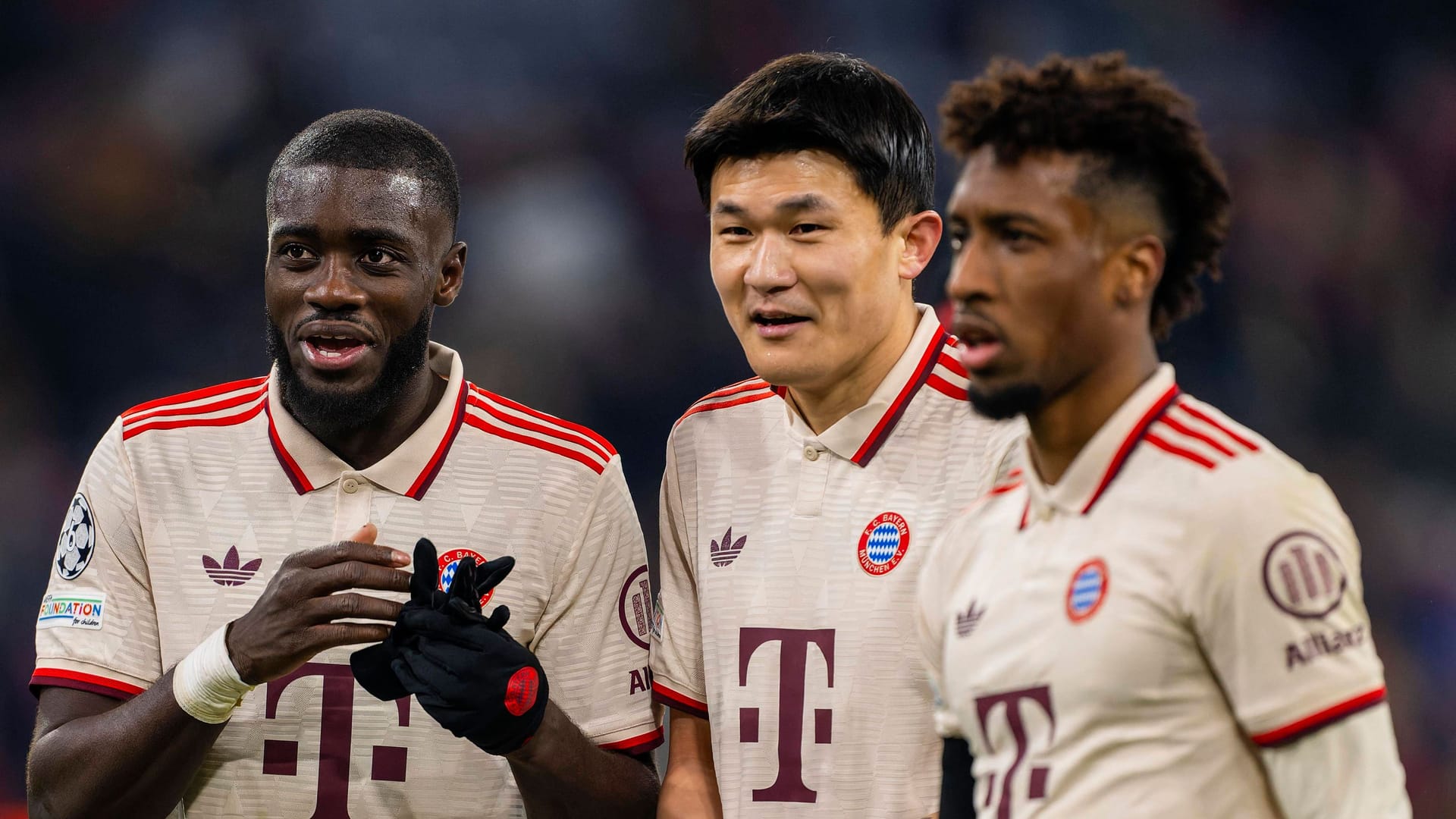 Längerfristig beim FC Bayern? Verteidiger Upamecano (li., mit Teamkollegen Kim und Coman) spielt seit 2021 im Trikot des deutschen Rekordmeisters. Längerfristig beim FC Bayern? Verteidiger Upamecano (li., mit Teamkollegen Kim und Coman) spielt seit 2021 im Trikot des deutschen Rekordmeisters.