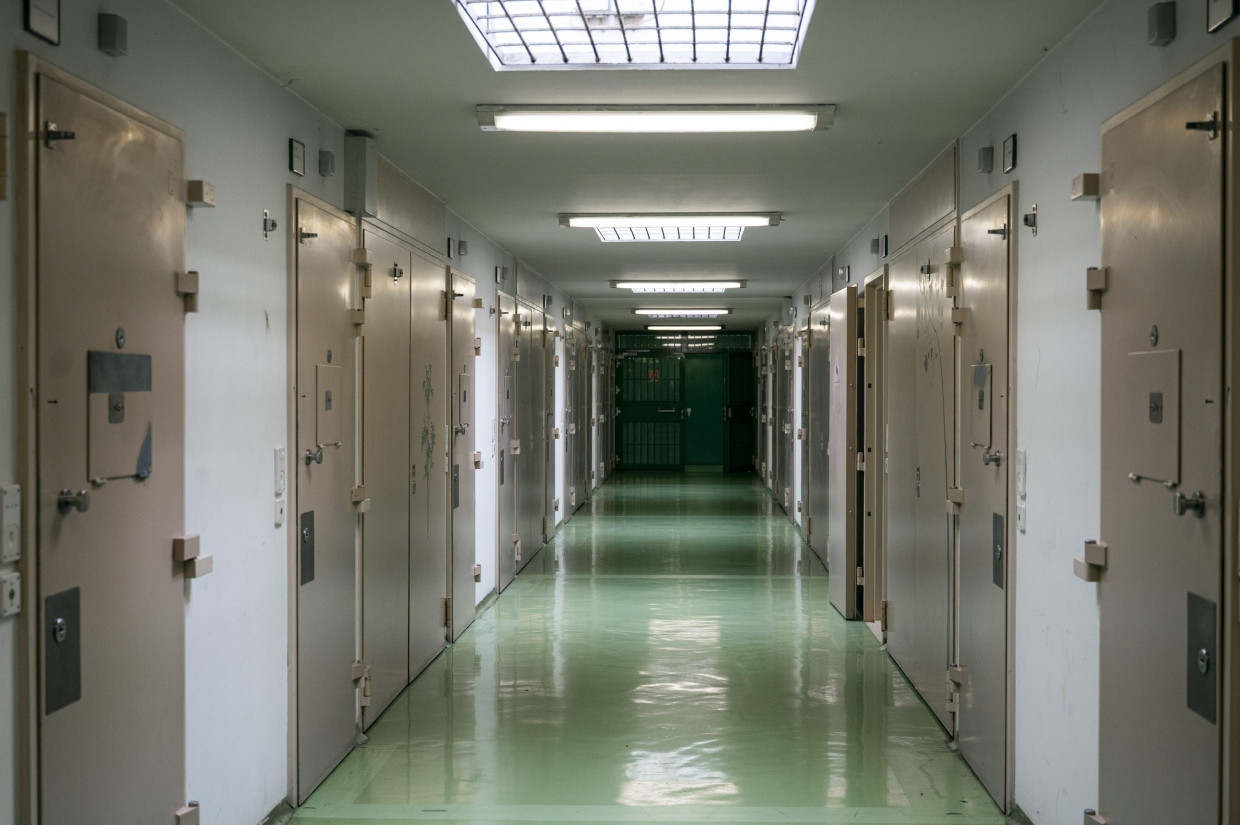 Der Flur im geschlossenen Trakt der Männer in der Gewahrsamseinrichtung.
