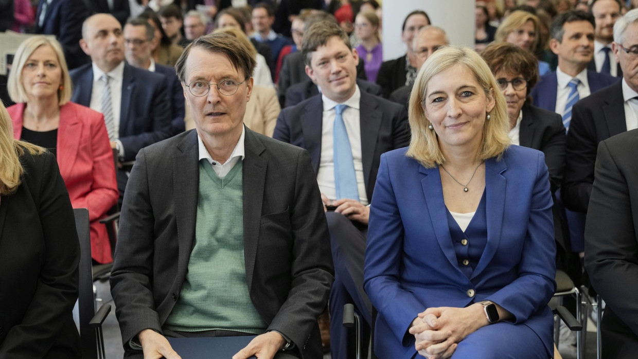 Nina Warken und Karl Lauterbach bei der Amtsübergabe im Gesundheitsministerium am 7. Mai.