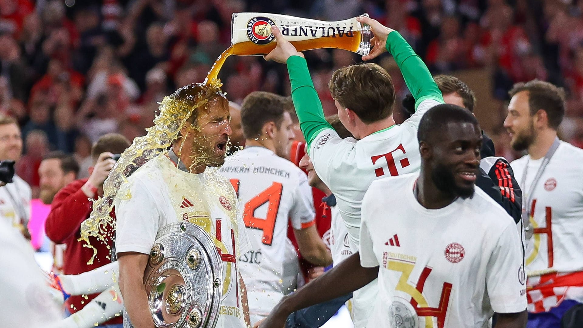 Bierdusche für Harry Kane: Bei einer Ibiza-Party ging es für die Bayern-Stars wohl gesitteter zu. Bierdusche für Harry Kane: Bei einer Ibiza-Party ging es für die Bayern-Stars wohl gesitteter zu.