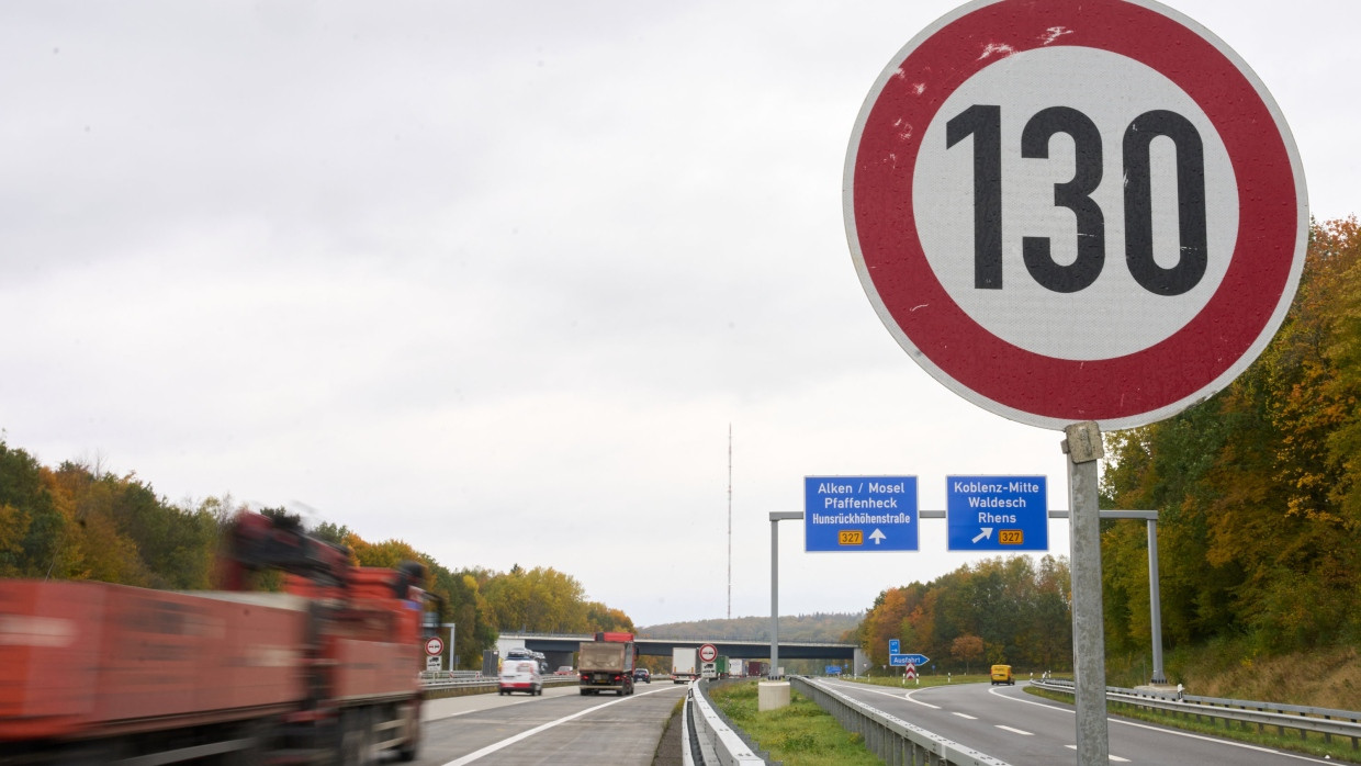 Streckenabschnitt der Autobahn mit einem 130km/h Tempolimit. In Deutschland gibt es noch viel Protest gegen die Einführung eines generellen Tempolimits.