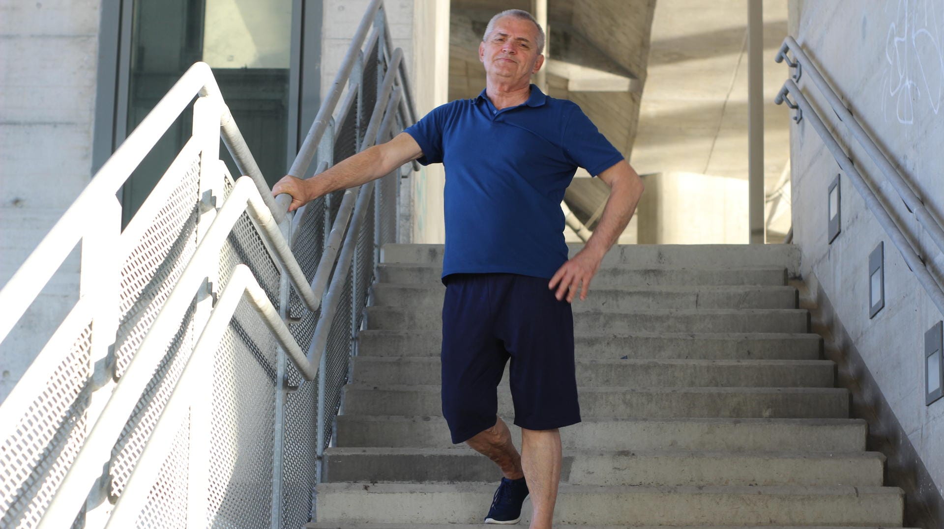 Ein älterer Mann läuft eine Treppe hinunter. Ein älterer Mann läuft eine Treppe hinunter.