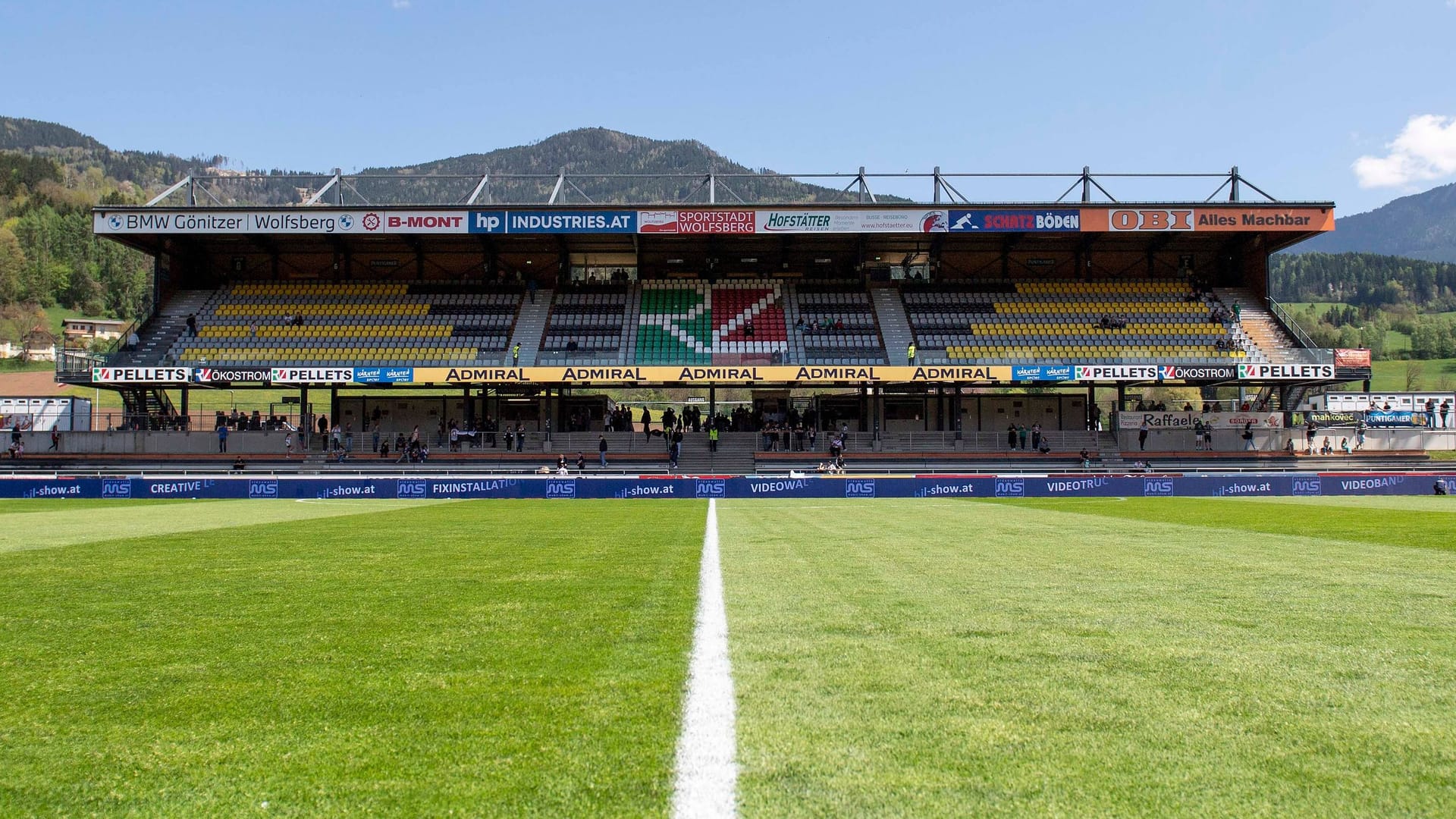 Die Lavanttal-Arena in Wolfsberg: Das Stadiondach fing am Donnerstag Feuer. Die Lavanttal-Arena in Wolfsberg: Das Stadiondach fing am Donnerstag Feuer.