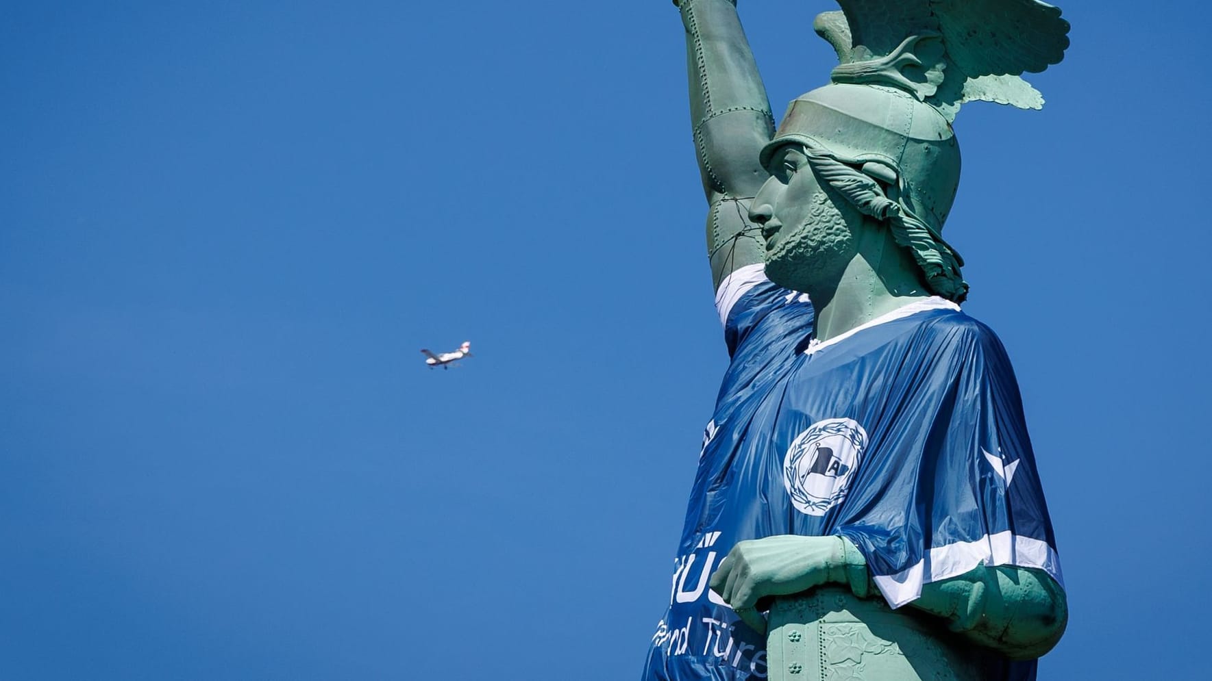 Hermannsdenkmal: Vorerst trägt das Wahrzeichen das Trikot der Arminia. Hermannsdenkmal: Vorerst trägt das Wahrzeichen das Trikot der Arminia.