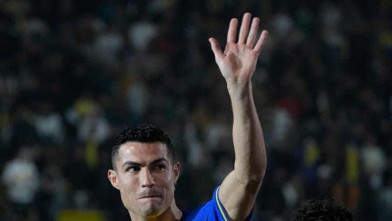 Cristiano Ronaldo grüßt die saudischen Fans beim Fußballverein Al Nassr (Archivbild). Cristiano Ronaldo grüßt die saudischen Fans beim Fußballverein Al Nassr (Archivbild).