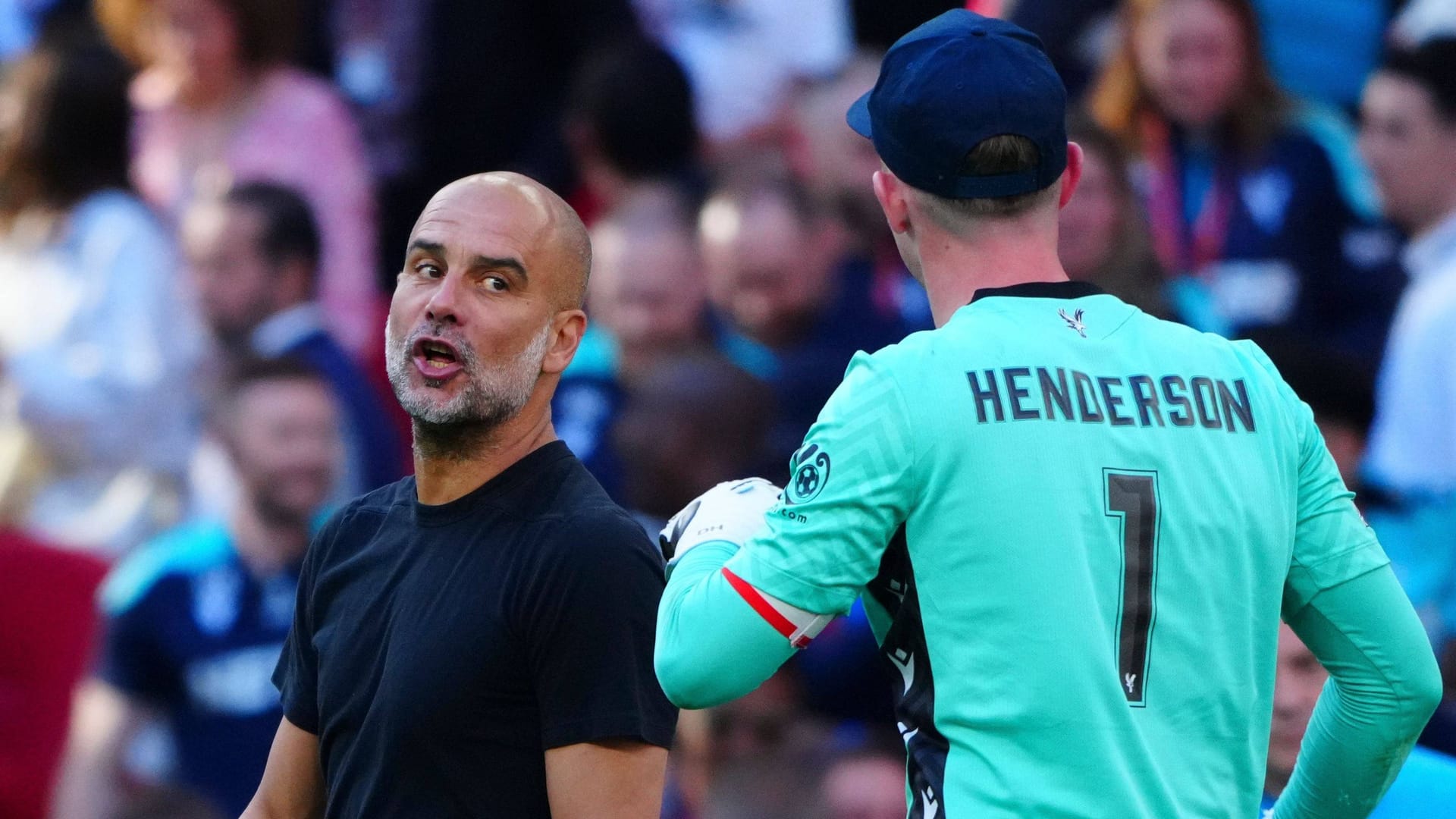 Gereizt: City-Trainer Guardiola (li.) und Palace-Keeper Henderson. Gereizt: City-Trainer Guardiola (li.) und Palace-Keeper Henderson.