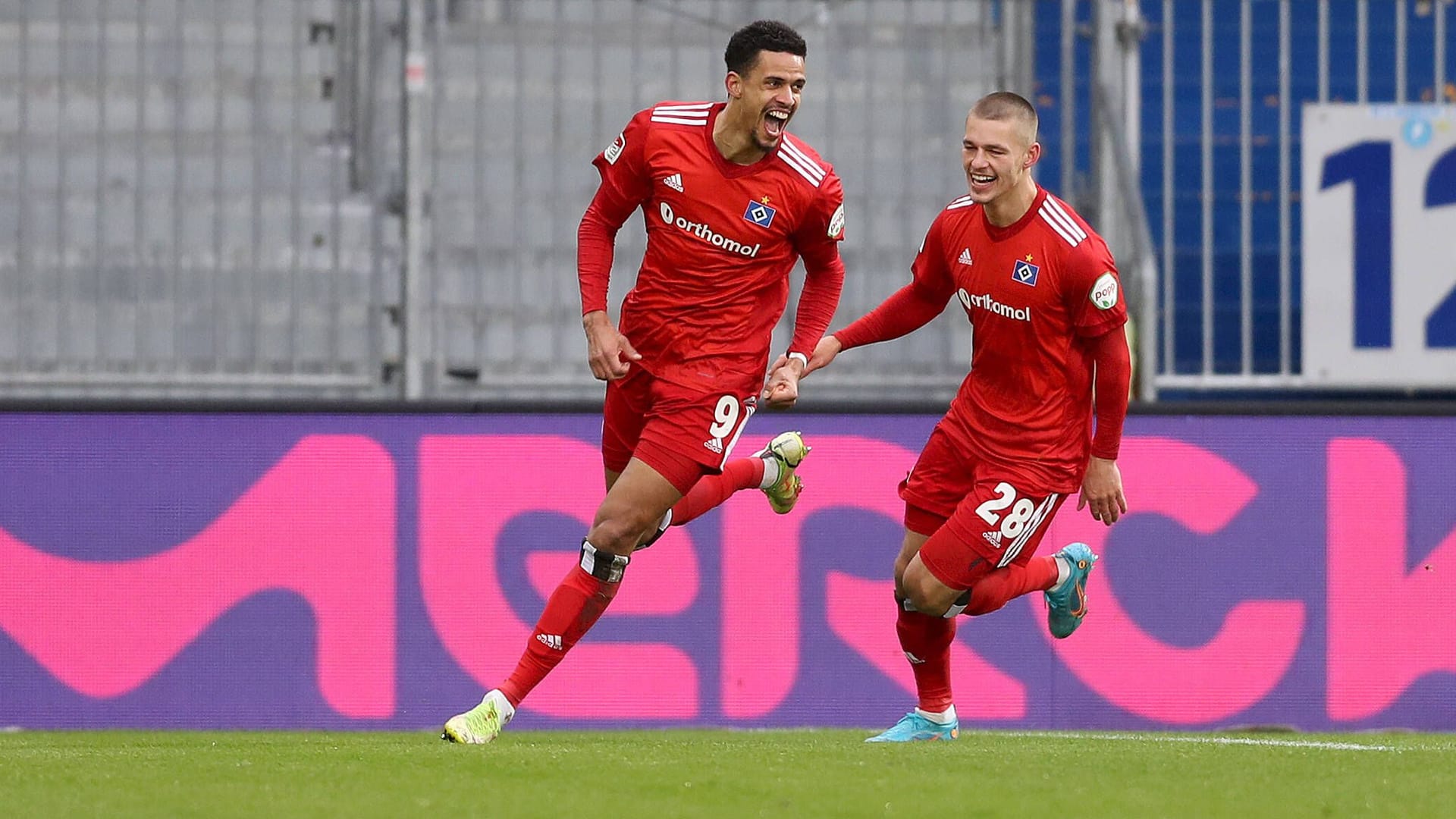 Robert Glatzel und Miro Muheim jubeln in Darmstadt (Archivbild): Der HSV hat bei den "Lilien" noch kein Pflichtspiel verloren. Robert Glatzel und Miro Muheim jubeln in Darmstadt (Archivbild): Der HSV hat bei den "Lilien" noch kein Pflichtspiel verloren.