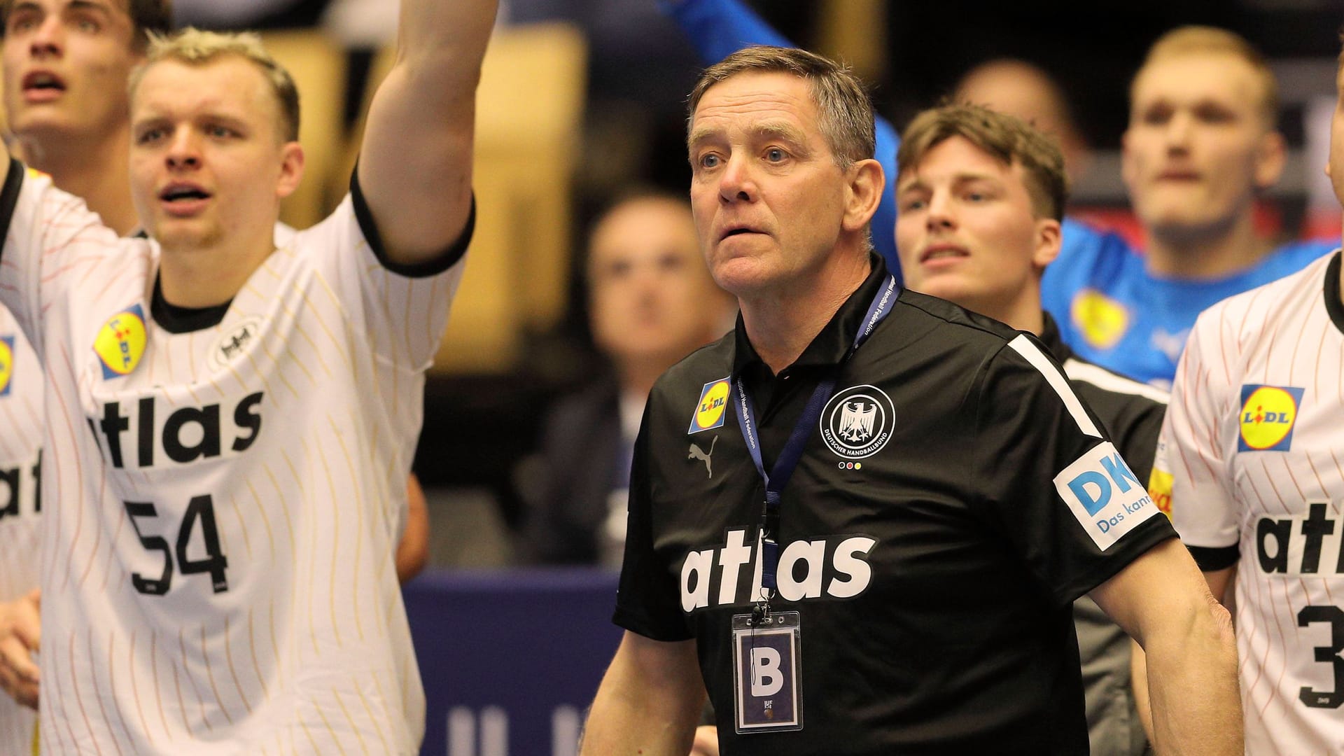 Gegen Polen feierte die deutsche Handball-Nationalmannschaft zum WM-Auftakt einen 35:28-Sieg. Nach einer schwachen ersten Halbzeit steigerte sie die DHB-Auswahl dabei in der zweiten Hälfte deutlich und durfte so über die ersten zwei Punkte in Gruppe A jubeln. Dabei überzeugte vor allem ein Spieler aus der zweiten Reihe. Andere erlebten jedoch einen schwarzen Tag. Die Einzelkritik. Gegen Polen feierte die deutsche Handball-Nationalmannschaft zum WM-Auftakt einen 35:28-Sieg. Nach einer schwachen ersten Halbzeit steigerte sie die DHB-Auswahl dabei in der zweiten Hälfte deutlich und durfte so über die ersten zwei Punkte in Gruppe A jubeln. Dabei überzeugte vor allem ein Spieler aus der zweiten Reihe. Andere erlebten jedoch einen schwarzen Tag. Die Einzelkritik.