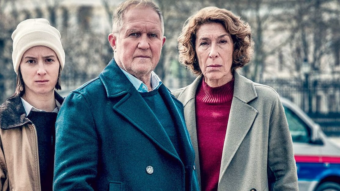 "Tatort: Wir sind nicht zu fassen": Christina Scherrer (Meret Schande), Harald Krassnitzer (Moritz Eisner) und Adele Neuhauser (Bibi Fellner) haben es mit einer Leiche nach einer Demonstration zu tun. "Tatort: Wir sind nicht zu fassen": Christina Scherrer (Meret Schande), Harald Krassnitzer (Moritz Eisner) und Adele Neuhauser (Bibi Fellner) haben es mit einer Leiche nach einer Demonstration zu tun.