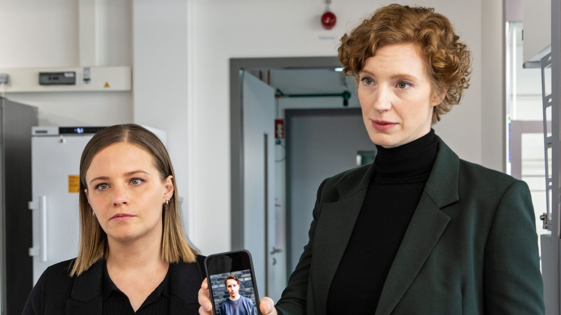 Liv Moormann (Jasna Fritzi Bauer) und Linda Selb (Luise Wolfram): Die Kommissarinnen ermitteln in Bremen. Liv Moormann (Jasna Fritzi Bauer) und Linda Selb (Luise Wolfram): Die Kommissarinnen ermitteln in Bremen.