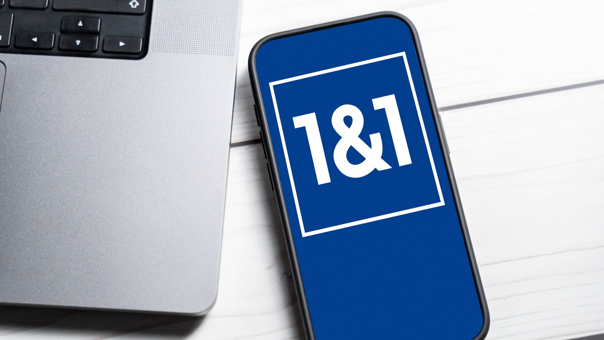 1&1-Logo auf einem Smartphone: Bei dem Mobilfunkanbieter gibt es derzeit Probleme. 1&1-Logo auf einem Smartphone: Bei dem Mobilfunkanbieter gibt es derzeit Probleme.