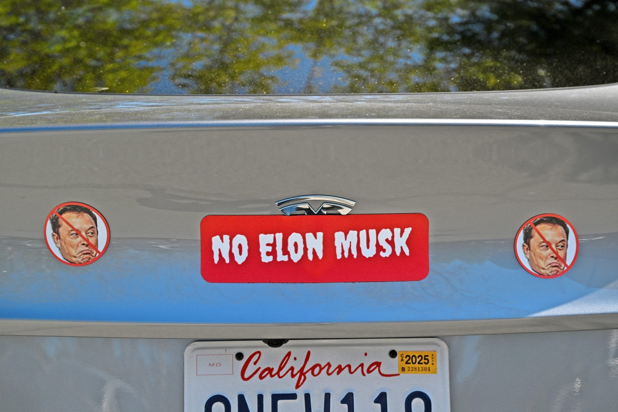In den USA wie hierzulande: Tesla-Autos mit Anti-Musk-Stickern sieht man häufiger auf den Straßen.