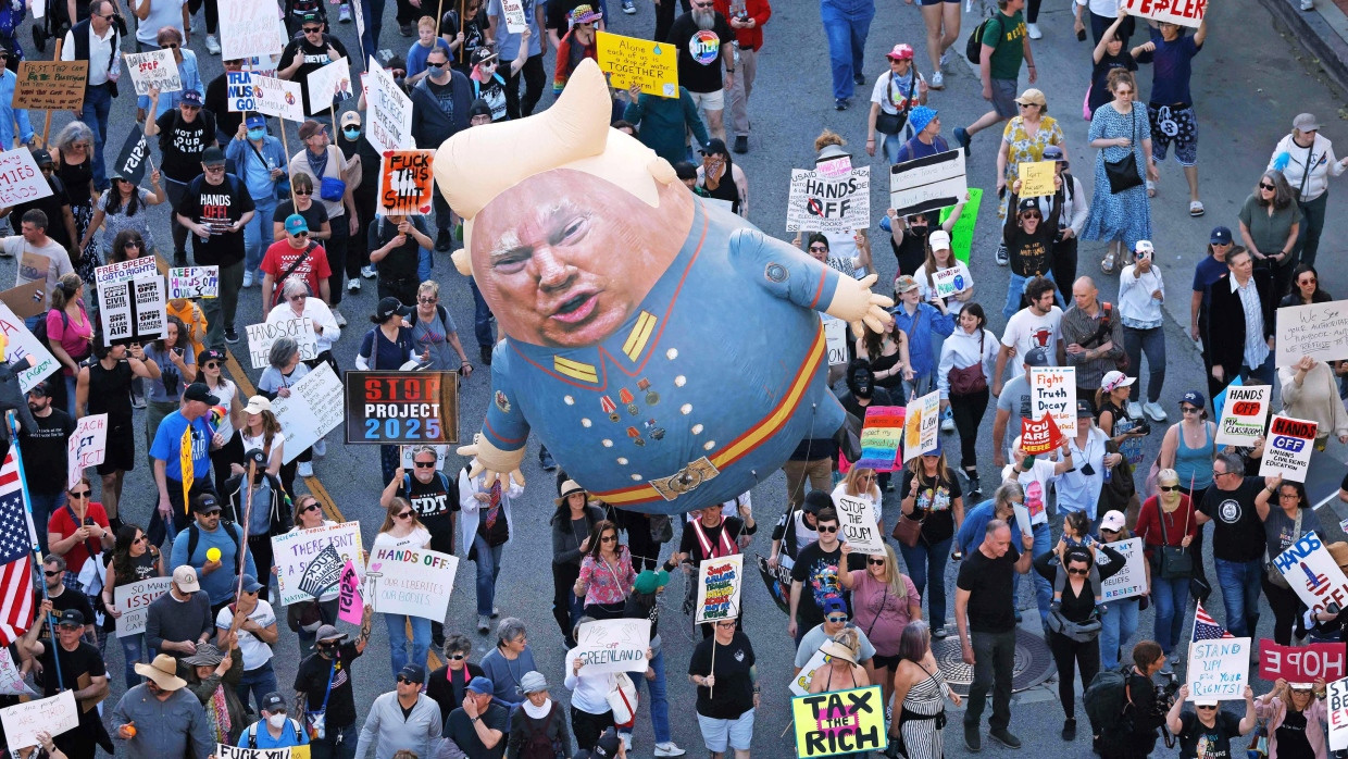 Seit Jahrzehnten hatte kein Präsident, der frisch ins Amt gekommen ist, so niedrige Zustimmungswerte wie Donald Trump. Anfang April kam es zu landesweiten Protesten gegen ihn und Elon Musk.
