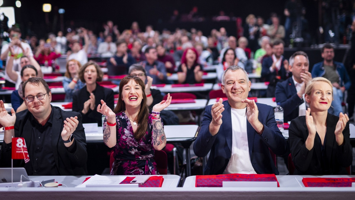 Sören Pellmann, Heidi Reichinnek, Jan van Aken und Ines Schwerdtner am Freitag in Chemnitz