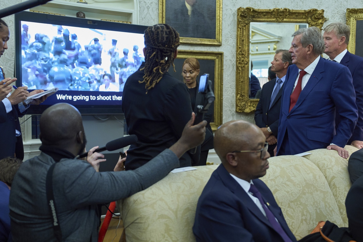 Die Anwesenden im Oval Office verfolgen das auf einem Fernseher gezeigte Video.
