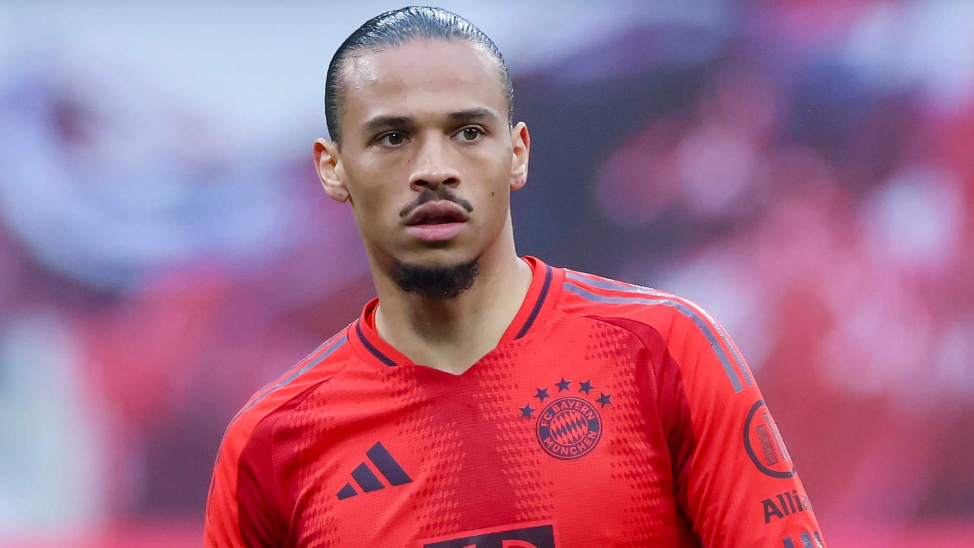 Leroy Sané: Der Nationalspieler trägt seit 2020 das Trikot des FC Bayern. Leroy Sané: Der Nationalspieler trägt seit 2020 das Trikot des FC Bayern.
