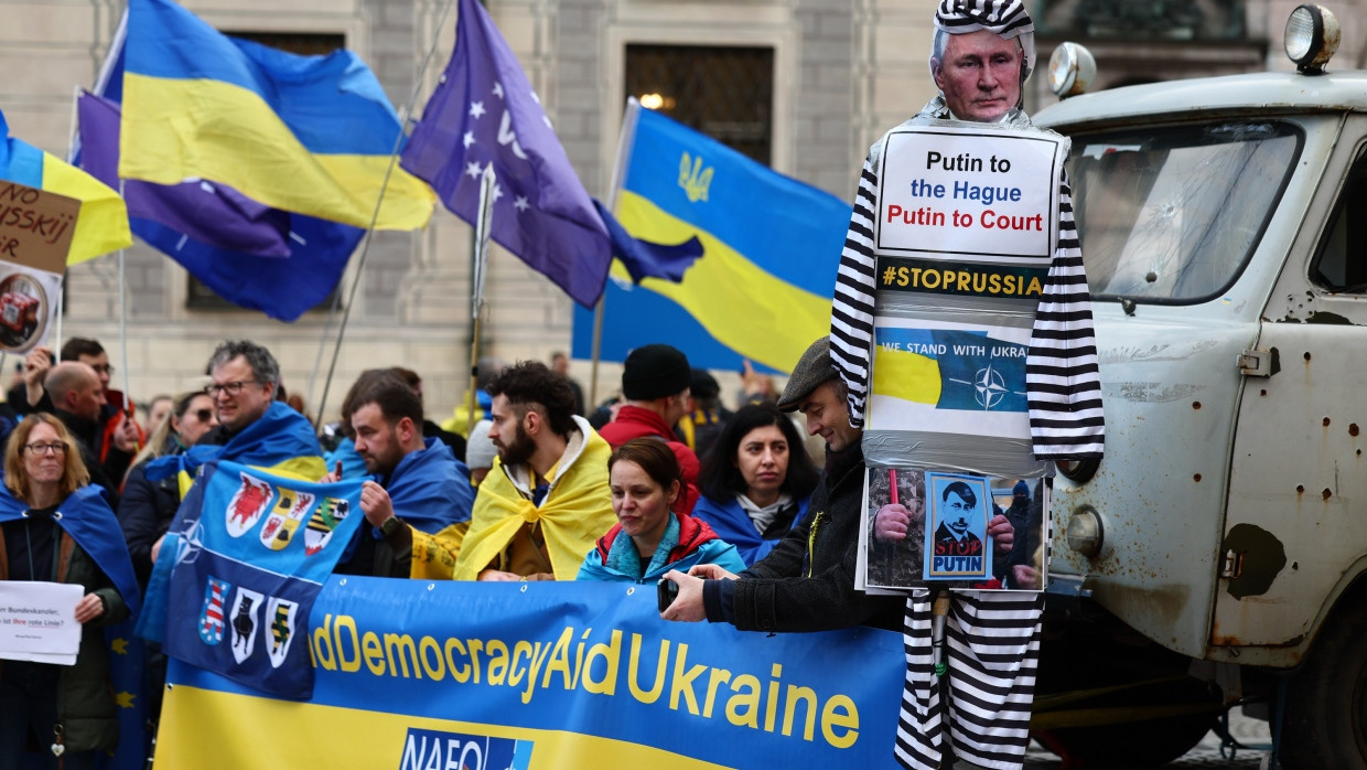 Demonstranten fordern am Rande der Münchner Sicherheitskonferenz im Februar 2024, dass Russlands Präsident Wladimir Putin vor Gericht gestellt wird