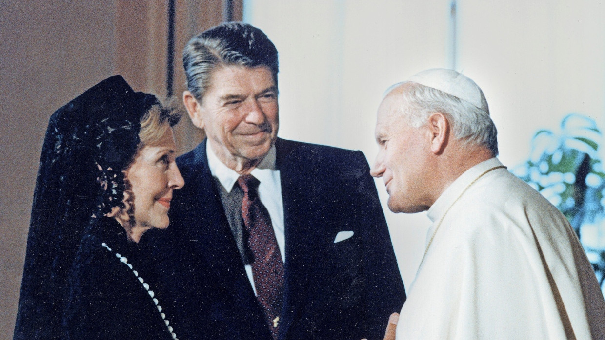 Ronald und Nancy Reagan in Privataudienz bei Papst Johannes Paul II. am 7. Juni 1982 im Vatikan