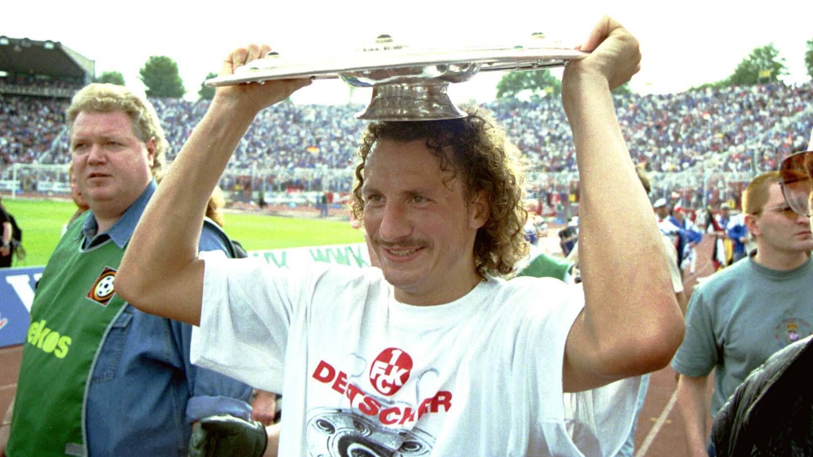 Harry Koch hält jubelnd die Meisterschale in seinen Händen. Mit dem 1. FC Kaiserslautern gelang ihm 1998 eine der größten Sensationen der Bundesliga-Geschichte. Harry Koch hält jubelnd die Meisterschale in seinen Händen. Mit dem 1. FC Kaiserslautern gelang ihm 1998 eine der größten Sensationen der Bundesliga-Geschichte.