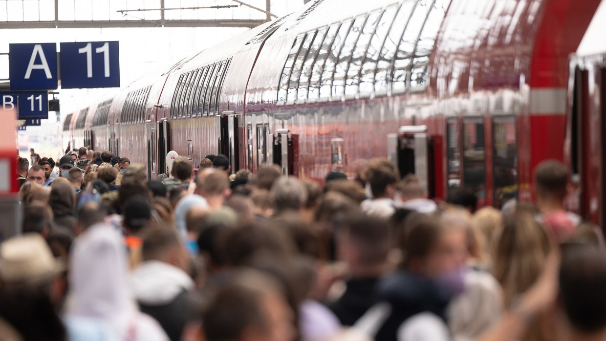 Fahrgäste stehen dicht gedrängt am Frankfurter Hauptbahnhof am Bahnsteig.
