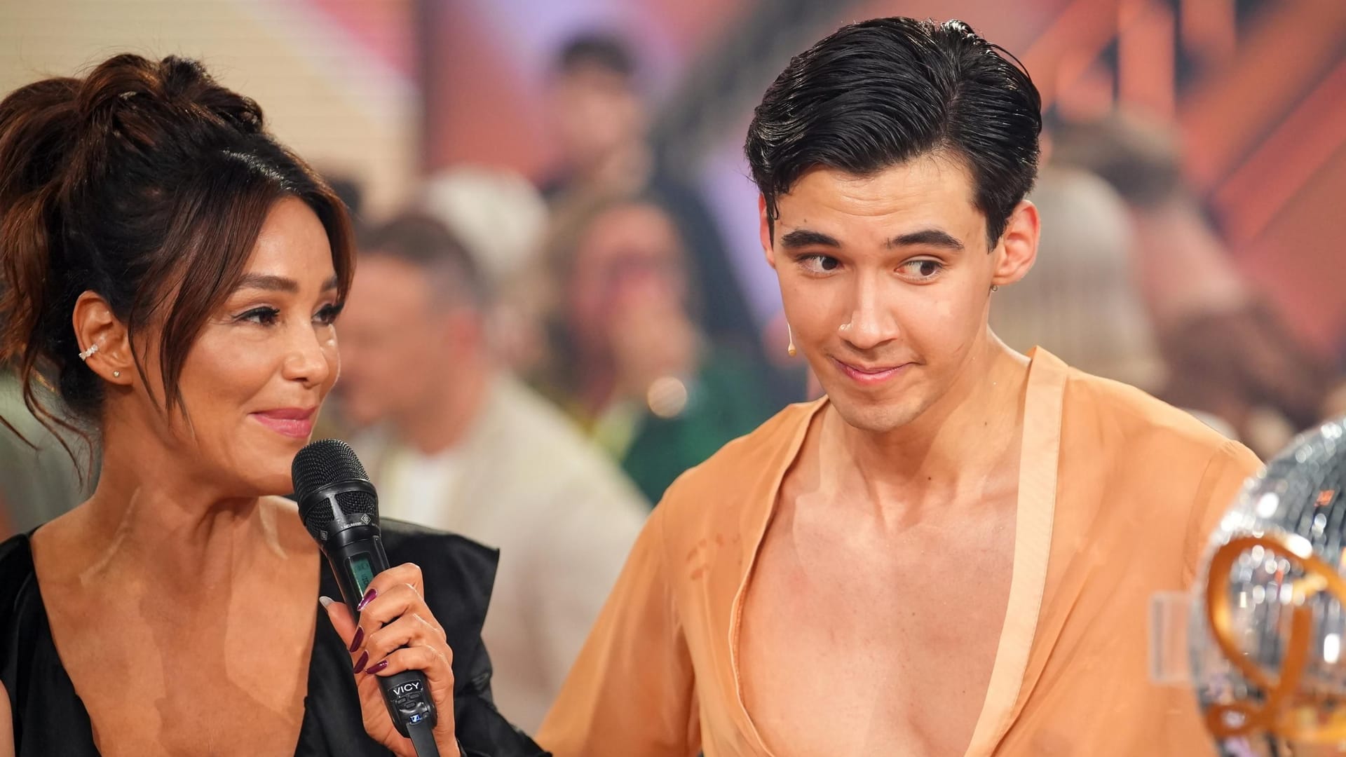 Verona Pooth mit San Diego Pooth: Die Moderatorin unterstützte ihren Sohn während der diesjährigen "Let's Dance"-Staffel vor Ort. Verona Pooth mit San Diego Pooth: Die Moderatorin unterstützte ihren Sohn während der diesjährigen "Let's Dance"-Staffel vor Ort.