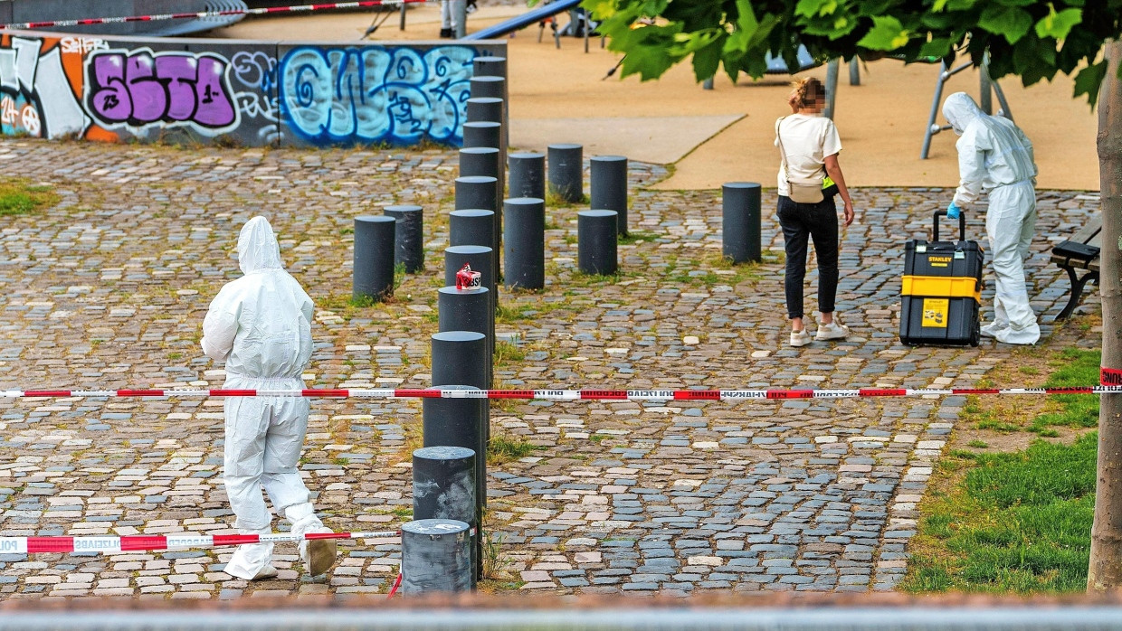Tatort am Frankfurter Mainufer: Ein 19 Jahre alter Afghane sticht mitten am Tag auf eine Frau ein. Später wird bei ihm eine psychische Störung festgestellt. Auch solche Gewalttäter will die Polizei künftig mithilfe des Analysetools „Hessendata“ entdecken.