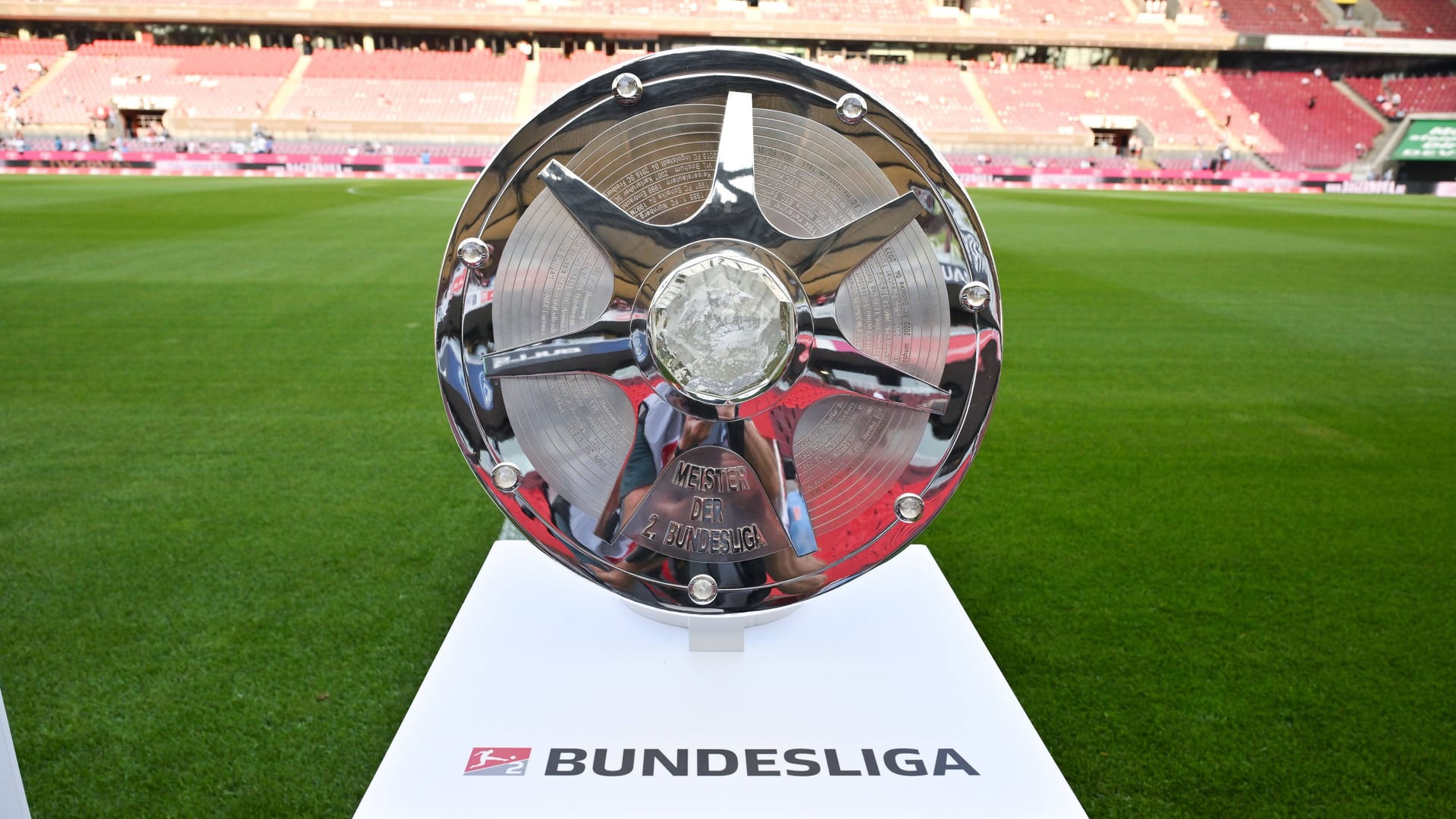 "Meister der 2. Bundesliga": Die Trophäe wird seit der Saison 2008/09 vergeben. "Meister der 2. Bundesliga": Die Trophäe wird seit der Saison 2008/09 vergeben.