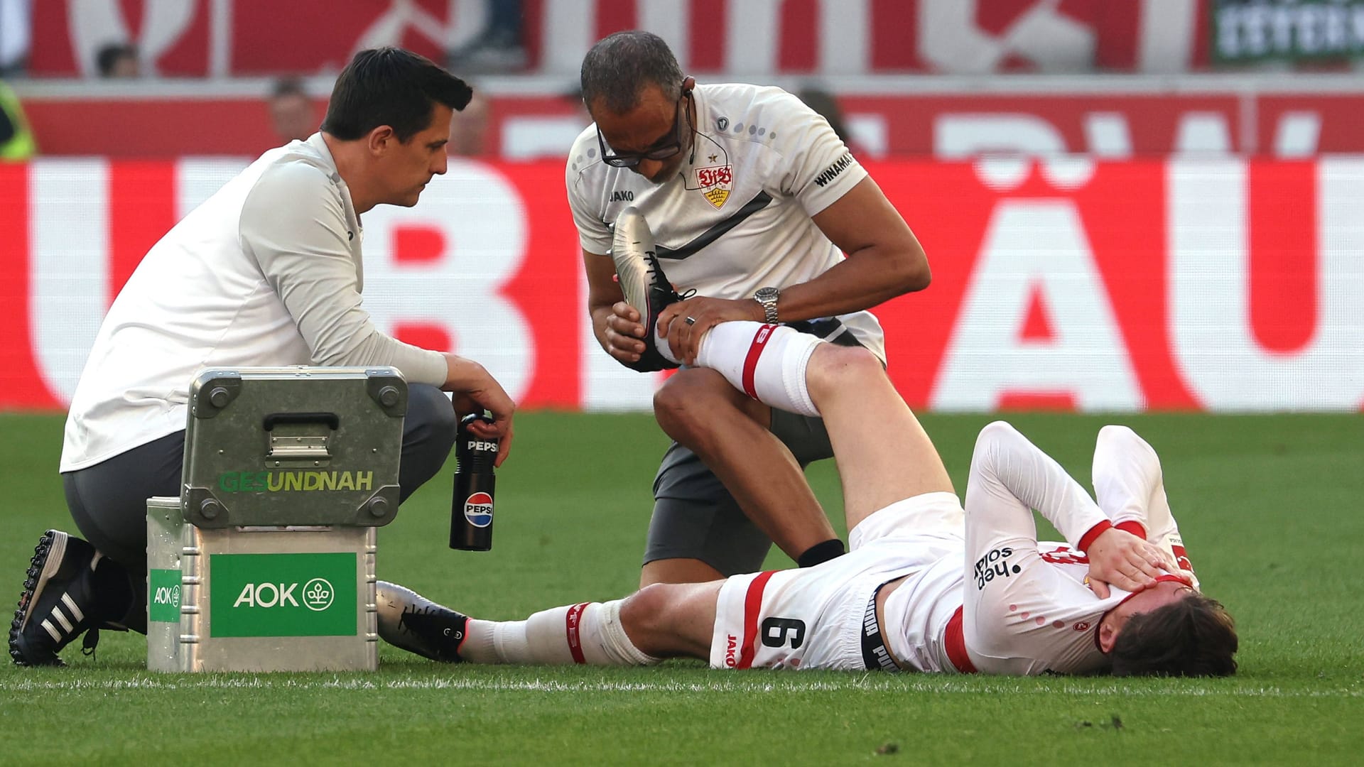 Angelo Stiller am Boden: Er zählt zu den Leistungsträgern beim VfB Stuttgart. Angelo Stiller am Boden: Er zählt zu den Leistungsträgern beim VfB Stuttgart.